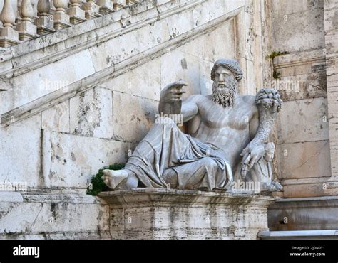 Statue of a Roman God Stock Photo - Alamy