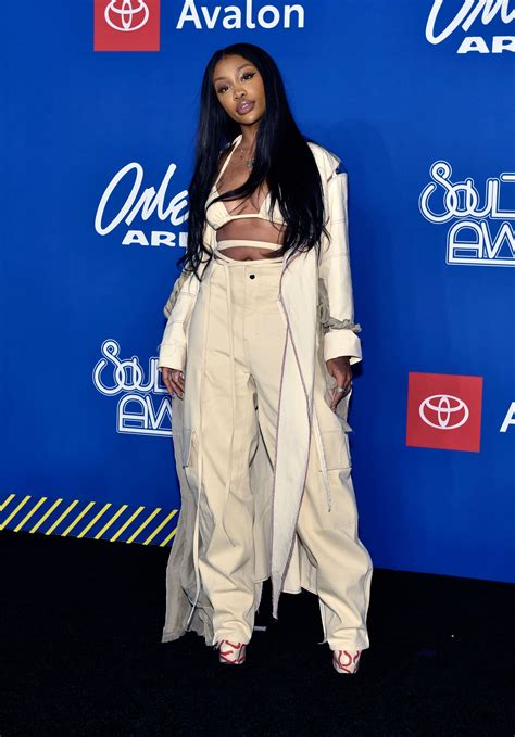 See What SZA Wore Onstage With Erykah Badu at the 2018 Soul Train ...