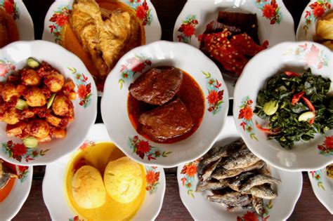 Mengapa Makanan Khas Minangkabau Banyak Menggunakan Santan? | kumparan.com