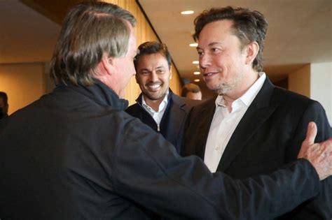 Le style vestimentaire différent d'Elon Musk lors de sa rencontre avec le président du Brésil et ...