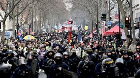 France protests: PM offers pension compromise in bid to end strike - BBC News