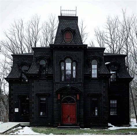 𝐓𝐡𝐞 𝐅𝐚𝐛𝐮𝐥𝐨𝐮𝐬 𝐖𝐞𝐢𝐫𝐝 𝐓𝐫𝐨𝐭𝐭𝐞𝐫s on Twitter | Gothic house, Victorian homes, Goth home