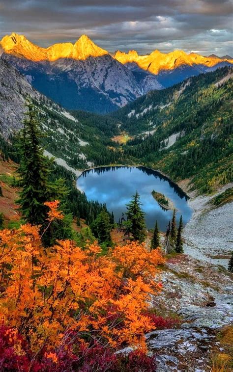 Hiking the Maple Pass Loop Trail, Washington, USA : r/MostBeautiful