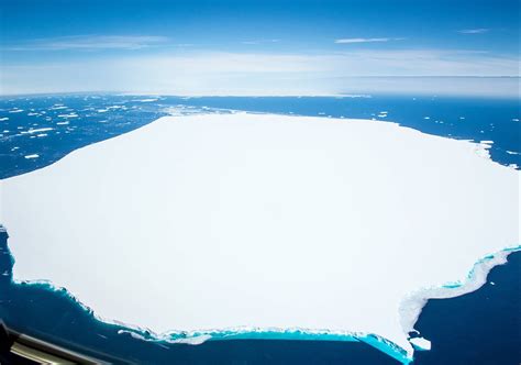 A68a iceberg in Antarctica suffers another major split | Daily Mail Online