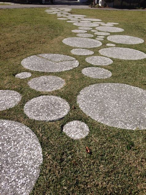 Concrete round stepping stones | Landscape stepping stones, Stone landscaping, Diy stone walkway