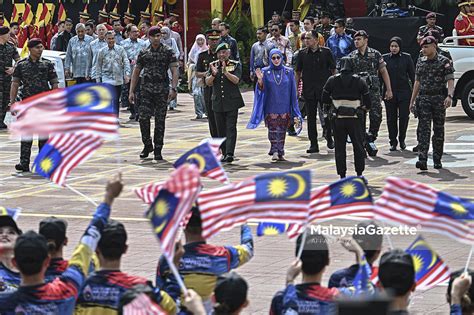 Agong, Permaisuri santuni rakyat selepas acara Hari Kebangsaan 2023