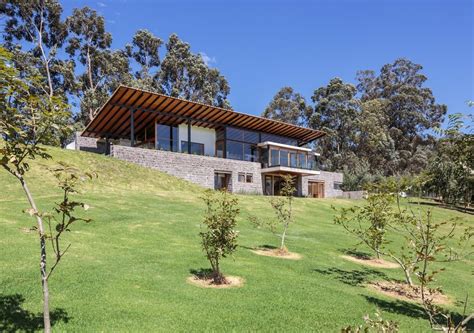 Gallery of Los Chillos House / Diez + Muller Arquitectos - 4 | Hillside house, Sloping lot house ...