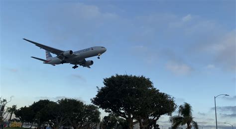 American Airlines | B77W | Landing at KLAX | American airlines, Passenger jet, Aircraft