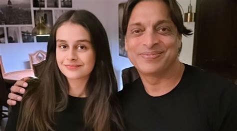 Shoaib Akhtar Shares Photo with Daughter, Leaves Fans Confused | Pakistani Journal