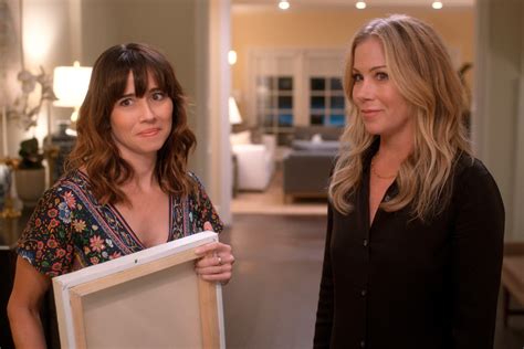 ‘Dead to Me’ Star Linda Cardellini Had One Very Important Request for Her Character | Glamour