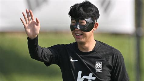 Son Heung-min wears face mask during training for World Cup 2022