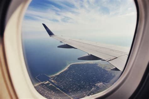 The Reason Airplane Windows Are Round - Knowledge Stew