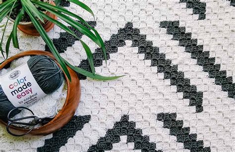 Graphic, Modern C2C Crochet Blanket (free pattern!) » Make & Do Crew