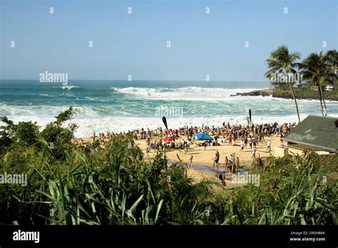 USA, Hawaii, Oahu, elevated view of people watching the Eddie Aikau ...