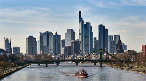 Skyline Frankfurt am Main, aufgenommen von der Deutschherrnbrücke im Stadtteil Ostend,... Foto ...