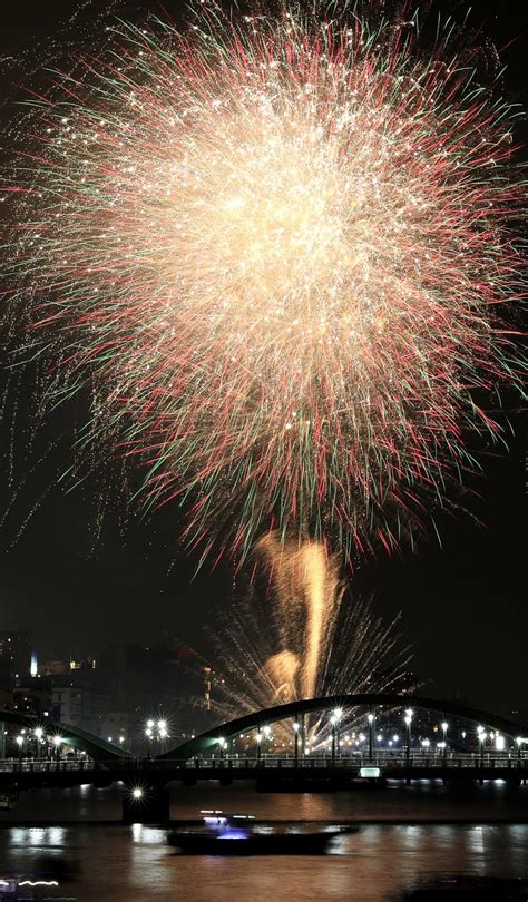 IN PHOTOS: Breathtaking fireworks over downtown Tokyo