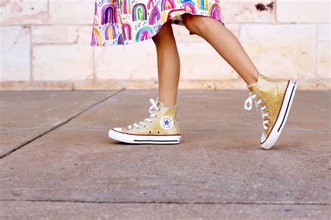 The most amazing gold glitter high top Converse shoes for girls. (With images) | Converse shoes ...