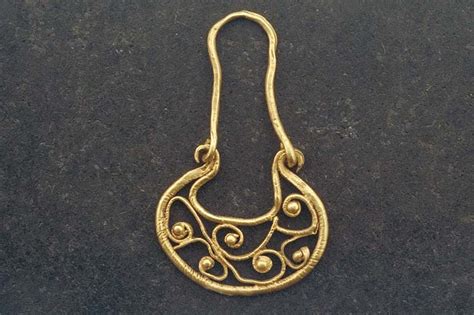 Viking age gold earring, Södermanland, Sweden. | Vikingasmycken, Antika ...