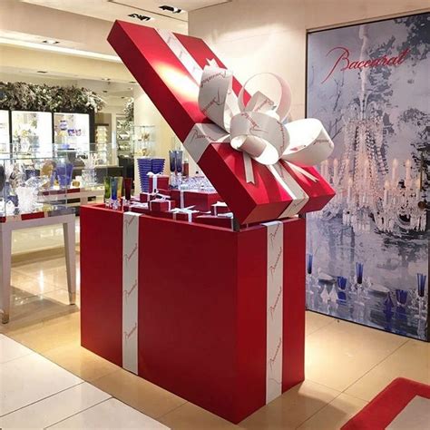 Awesome Diy Christmas Retail Holiday Displays Budget - Decoratorist - #156149 | Christmas shop ...