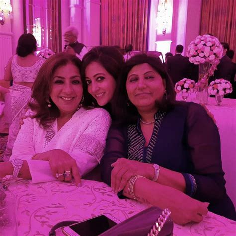 riya sen with her relatives at the wedding reception | Riya Sen wedding pics