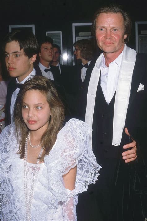 Jon Voight takes daughter Angelina Jolie to the 1986 Academy Awards ...