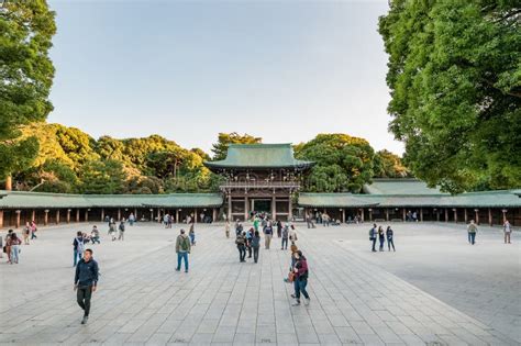 TOKYO, JAPAN - OCTOBER 07, 2015: Entrance To Imperial Meiji Shrine ...