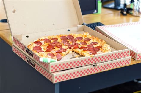 Free picture: Italian food, fast food, pizza, lunch, baked, carton box, cheese, tomato, office