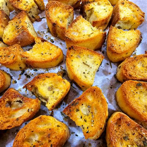 Homemade Garlic Croutons - Homemade on a Weeknight