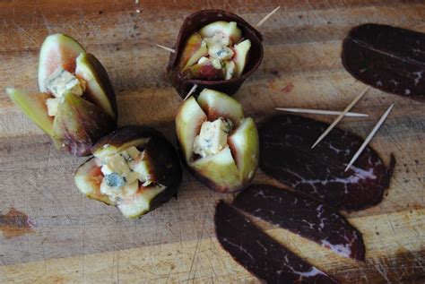 MY COSMOPOLITAN KITCHEN: GRILLED FIGS + BLUE CHEESE WRAPPED IN BASTURMA