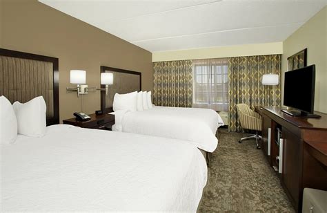 Hampton Inn & Suites Rockville Centre Rooms: Pictures & Reviews ...