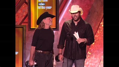 Toby Keith and Willie Nelson Win Video Of The Year "Beer For My Horses" - ACM Awards 2004 - YouTube