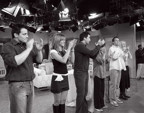 20 Behind-The-Scenes Photos That Completely Change Friends