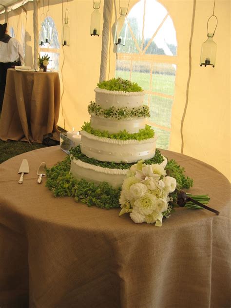 File:Wedding cake white and green.jpg