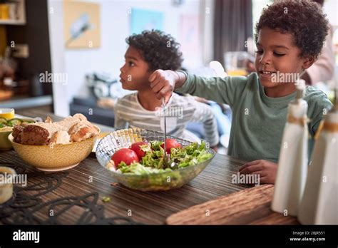 Kids sharing food hi-res stock photography and images - Alamy