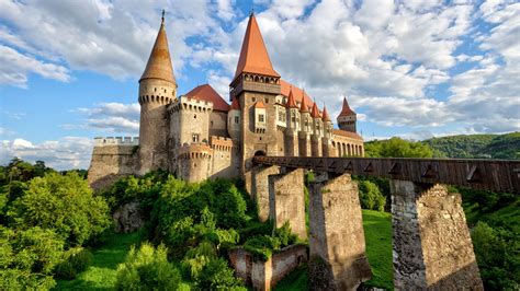 Corvin Castle (Hunyadi Castle or Hunedoara Castle) in Hunedoara, Romania | Windows 10 Spotlight ...