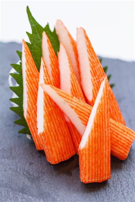 Περικοπή Kani Crab Stick Sashimi Served με το τεμαχισμένο ραδίκι στο πέτρινο πιάτο Στοκ Εικόνα ...