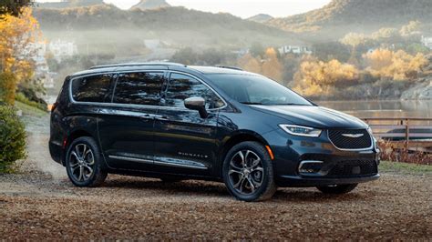 3 Best New Minivans to Buy in 2023, According to Car and Driver