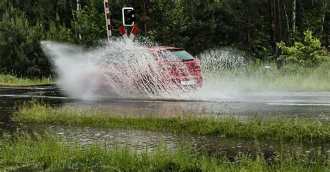 Aquaplaning - what to do | Carvolution.ch