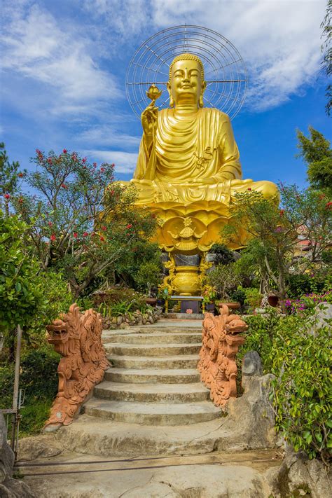 Golden Buddha. - Dalat Vietnam Van Hanh Pagoda, A Large Statue Of Golden Buddha. | Buddha ...