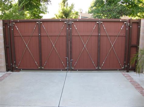 ROLLING GATE KITS: Classic Wooden Driveway gate - Its Actually in the ...