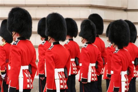 London Highlights Walking Tour With Changing of the Guard and River ...