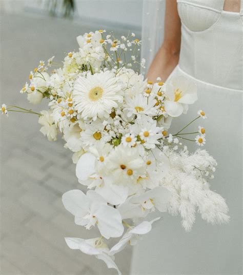 17 Darling Daisy Bouquet Ideas for Any Wedding | Wedding flower arrangements, White bridal ...