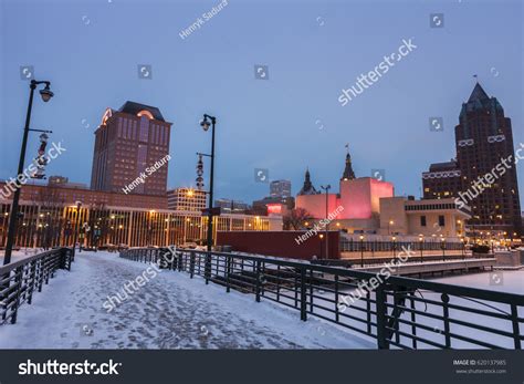 Milwaukee Winter Milwaukee Wisconsin Usa Stock Photo 620137985 ...