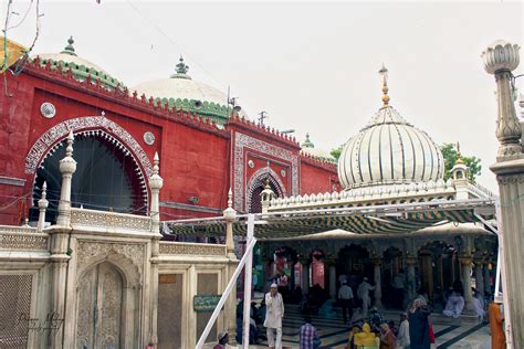 Amir Khusro's tomb (left), Nizamuddin Dargah (right) and J… | Flickr