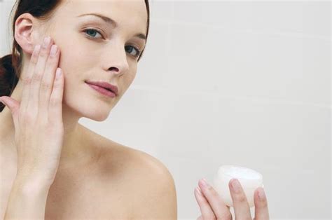 Bleaching Cream for women: Top 5 Skin Bleaching Creams