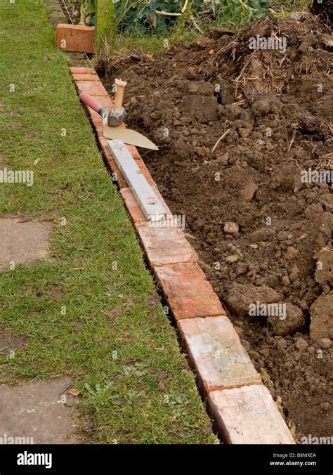 brick edging garden grass lawn Stock Photo - Alamy