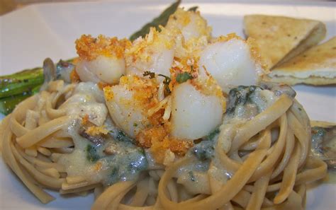Little Mommy, Big Appetite: Baked Scallops with Spinach Mushroom Alfredo