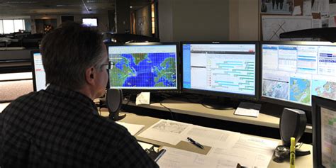 airline operations - What is the role of the flight dispatcher? How do the dispatcher and the ...