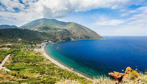 Le spiagge più belle delle Isole Eolie, incredibile fusione di colori