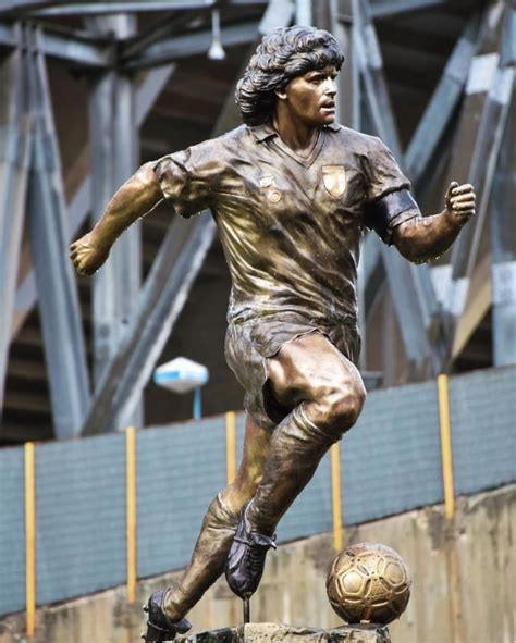 Polémica con la estatua de Maradona en Nápoli: la sacaron del estadio y ...